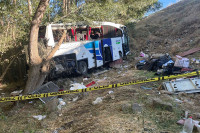 Stravična autobuska nesreća: Vozač izgubio kontrolu, poginulo najmanje 12 osoba