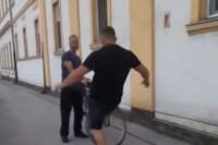 Isplivao snimak strašnog nasilja iz Sremske Mitrovice: Ženu bivši partner ujeo za obraz, spasao je slučajni prolaznik