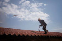 Uhapšen muškarac jer je bacao kamenje na helikopter za gašenje požara