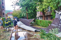 Невријеме у Косовској Митровици, вјетар носио кровове