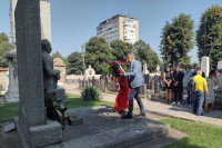 Književnici iz Srbije i Srpske položili cvijeće na grob Petra Kočića
