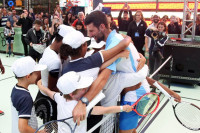 Novak postao prvi čovjek koji je igrao tenis na Tajms Skveru: Djeca ga grlila i nisu htjela da ga puste