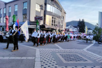 Folkloraši iz Srpske i Srbije izmamili ovacije na trgu u Bratuncu
