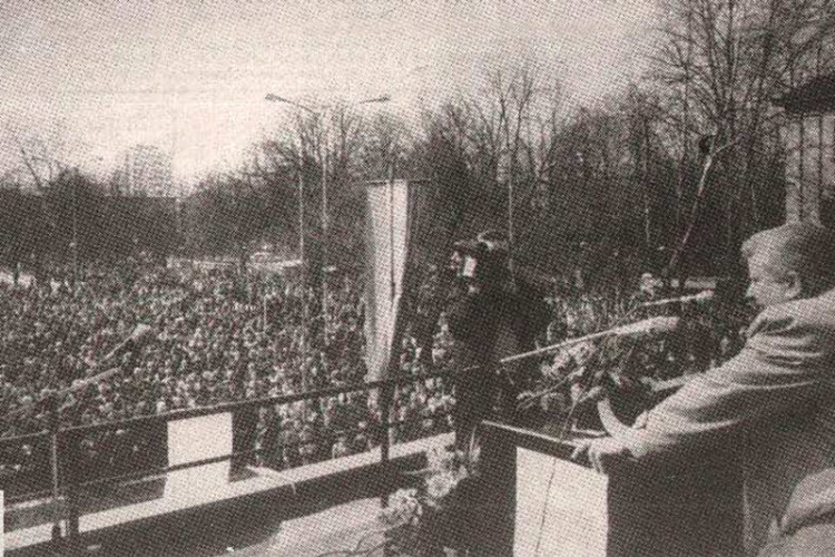 Gradonačelnik Predrag Radić pred 30.000 Krajišnika u Banjaluci, mart 1992.