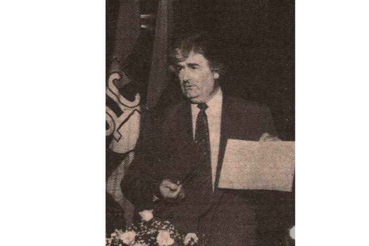 Radovan Karadžić sa mapama Kontakt-grupe, neprihvatljivim za Srbe, 1994.