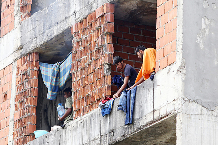 Migranti u napuštenoj kući nedaleko od Bihaća