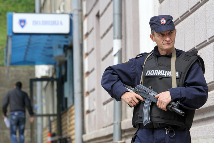 Policajac ispred stanice u Zvorniku nakon terorističkog napada 2015. godine