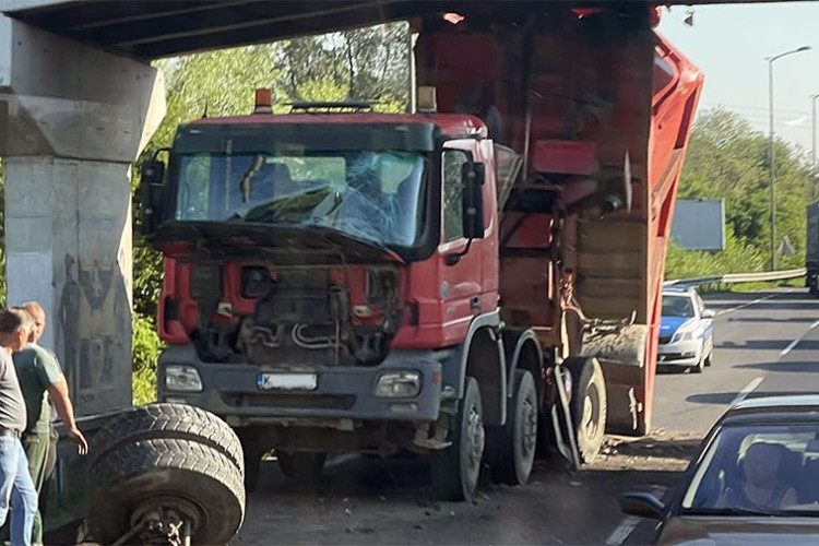 Kamion udario u nadvožnjak, kilometarska kolona na ulazu u Banjaluku