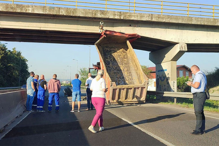 Камион ударио у надвожњак, километарска колона на улазу у Бањалуку