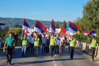 Колона српских возила из Теслића нападнута у центру Јелаха