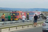 Возио супротном траком, закуцао се у аутомобил и запалио