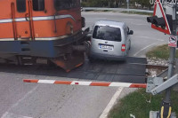 Drama na pružnom prelazu u Prijedoru: Zaglavila na šinama, voz udario auto VIDEO