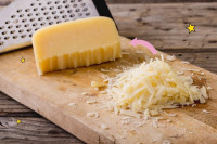 Како нарибати сир, а да се не лијепи