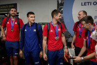 Košarkaši Srbije doputovali u Beograd, navijači ih dočekali na aerodromu (FOTO)