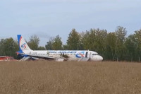 Avion sa 165 putnika i članova posade prinudno sletio u polje