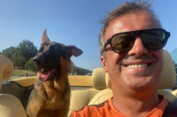 Sergej Trifunović sa psom zbog kojeg je priveden na dočeku srpskih košarkaša