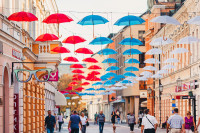 Gospodska ulica ukrašena kišobranima u bojama srpske zastave (FOTO)