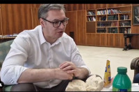 U Srbiji pojeftinile pojedine namirnice , Vučić doručkovao parizer (VIDEO)