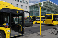 Berlin: Oko 40 ljudi podiglo autobus da oslobodi mladića zarobljenog ispod točka