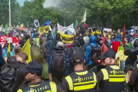 Demonstranti u Hagu blokirali auto-put, policija upotrijebila vodene topove