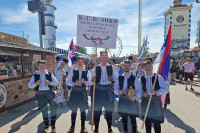 Defile u srpskim narodnim nošnjama u okviru "Okotobarfesta"