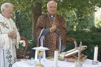 Католички свештеник служио мису у мантији са леопард принтом