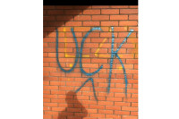 Grafiti koji veličaju OVK i vrijeđaju Srbiju osvanuli na OŠ u Kolokotu