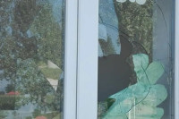 Поломљени прозори на школи у Липљану