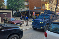 Приштински специјалци врше претресе на сјеверу КиМ, са оружјем испред вртића