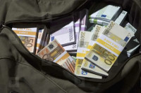 Украли торбицу са 13.500 евра и 4.500 долара
