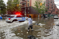 У Њујорку ванредно стање, поплављене школе, аеродром и станице метроа