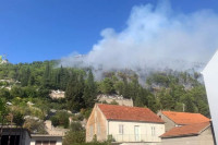 Hrvatska: Požar kod Ploča, gori gusta borova šuma