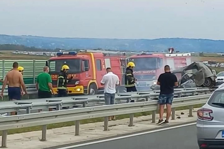 Vozio suprotnom trakom, zakucao se u automobil i zapalio