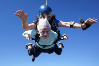 Жена стара 104 године скочила са падобраном (ФОТО, ВИДЕО)