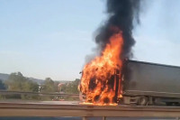 Od kabine ostala samo karoserija: Snimci kolapsa na auto-putu zbog zapaljenog kamiona