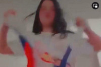 Maloljetnica objavila snimak na kom uništava zastavu Srbije, traži je policija