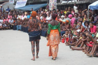 Племе у коме се дјевојке тјерају да плешу голе како би доказале своју невиност VIDEO