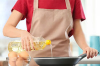 Професионални кувар открио: Колико пута можете да користите исто уље за пржење и коју врсту?