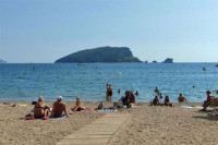 Ljudi se na Jadranskom primorju kupaju i sunčaju usred jeseni
