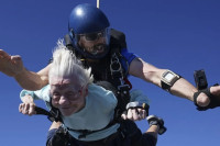 Preminula baka koja je prije nekoliko dana postala najstariji padobranac u 104. godini VIDEO