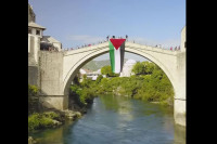 Mostar: Na Starom mostu palestinska, na „Aluminiju“ izraelska zastava (FOTO, VIDEO)