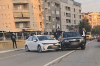 Sudar dva auta na Venecija mostu, stvorila se gužva u saobraćaju