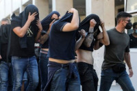 Nisu pronašli otiske uhapšenih Bed Blu Bojsa na noževima u Atini