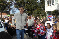 Simanić posjetio školu u Bratuncu, đaci ga dočekali ovacijama