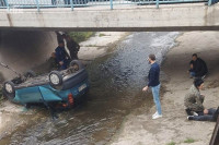 Dvije osobe povrijeđene nakon što su automobilom s mosta pali u korito rijeke u Zenici