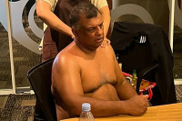 Након критика: Директор обрисао објављену фотографију масаже на послу