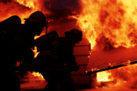 Izgorjela fabrika namještaja, povrijeđen vatrogasac