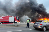 Запалио се аутобус на Бранковом мосту, саобраћај у прекиду