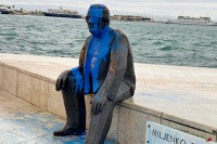 Spomenik Smoji u Splitu poliven plavom bojom i sa peškirom KK Partizan