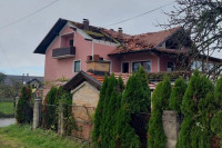 Olujni vjetar uništio krovove tridesetak kuća